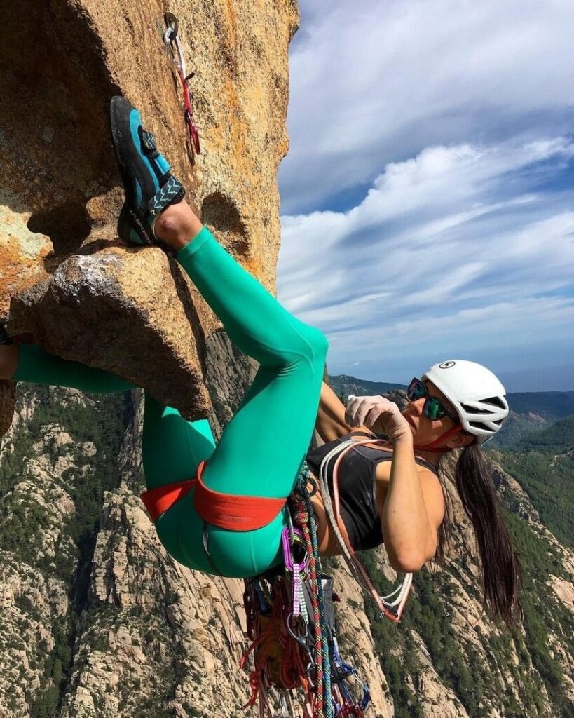 Essential Climbing Gear A Complete Guide fOR EVERYONE Climbing003 819x1024